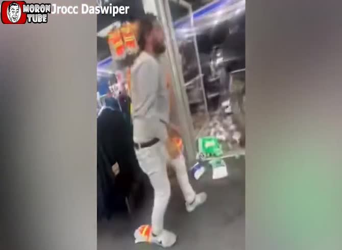 Video :Two petrol stations in Memphis were looted by 40 robbers